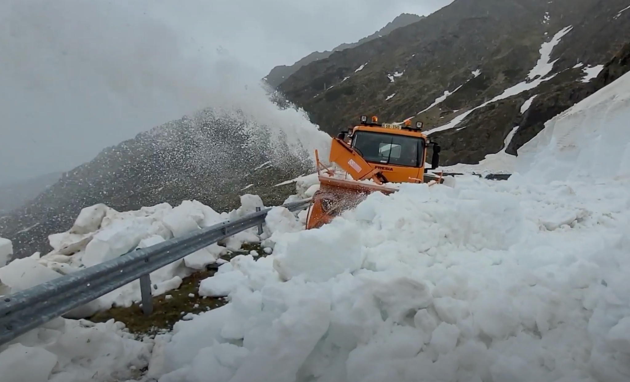video: zăpadă de peste patru metri pe transfăgărășan - drumul s-ar putea deschide în 15 iunie