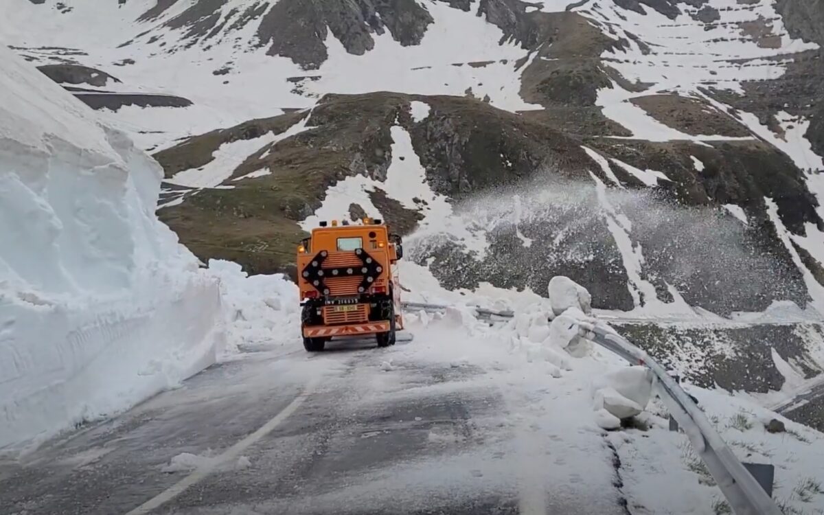 video: zăpadă de peste patru metri pe transfăgărășan - drumul s-ar putea deschide în 15 iunie