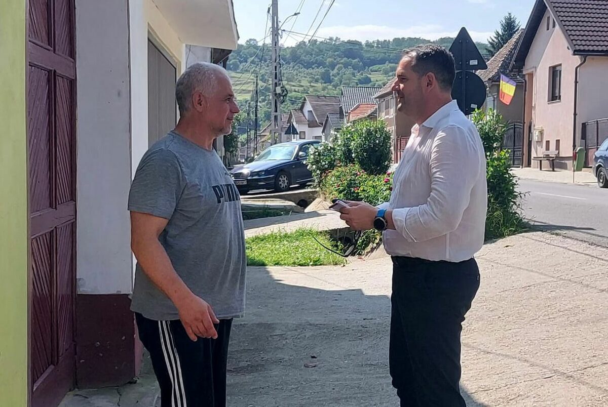 Senatorul Claudiu Mureșan de vorbă cu locuitorii comunei Dârlos