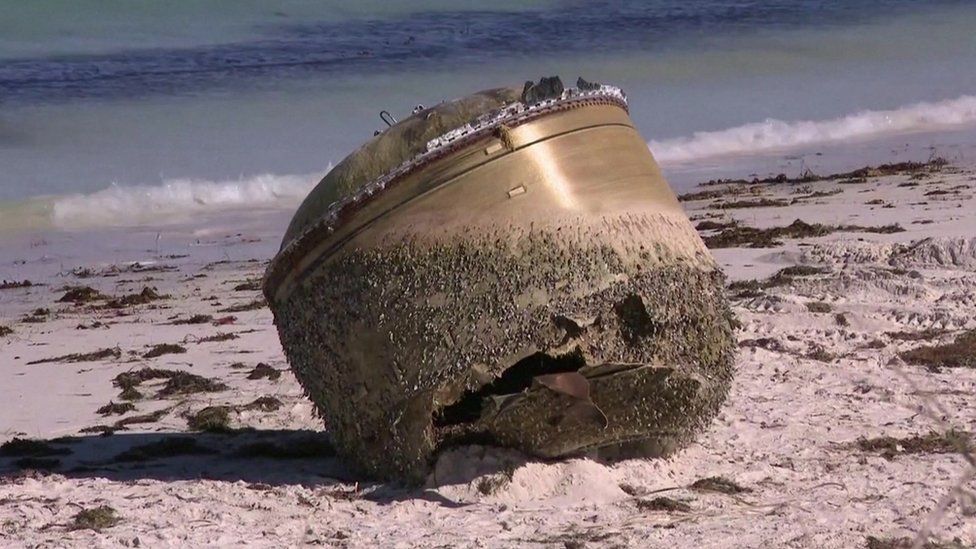 video obiect misterios descoperit pe o plajă din australia - autoritățile încă nu l-au identificat