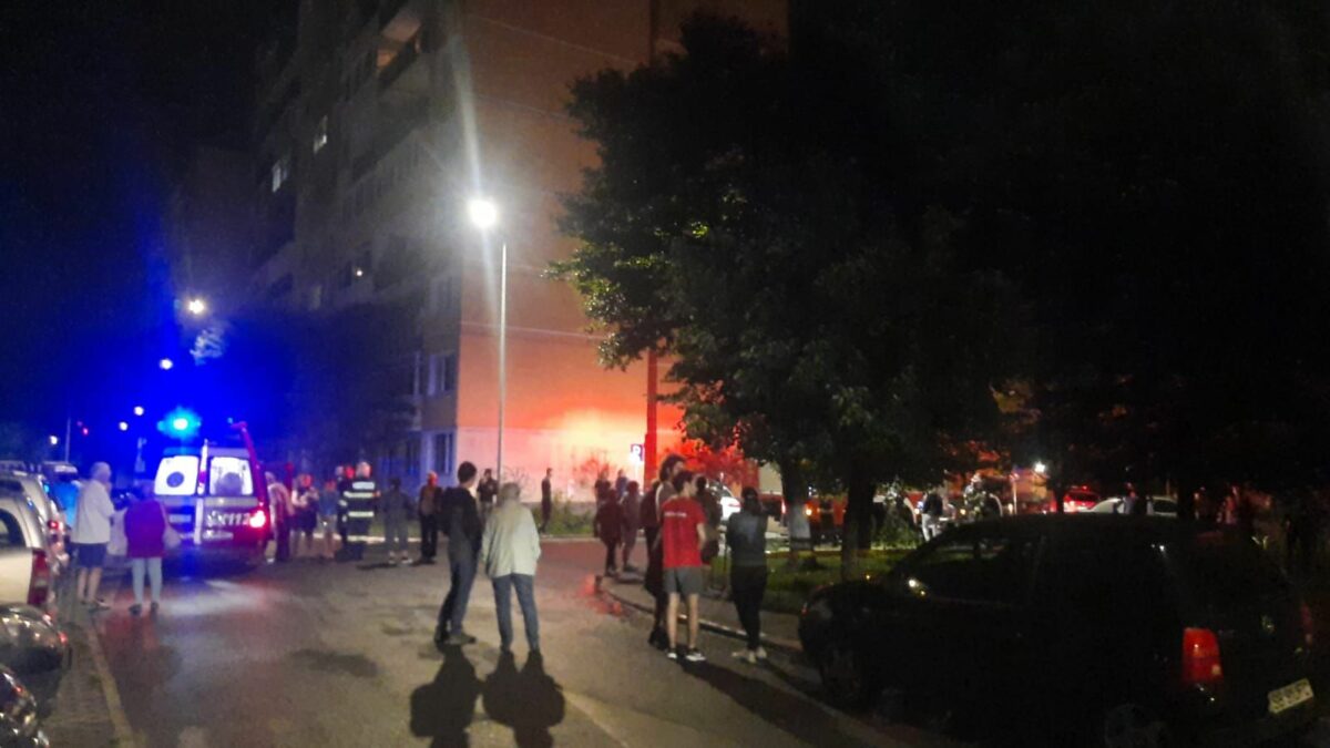 FOTO: Incendiu într-un bloc pe strada Oștirii - Treizeci de locatari evacuați