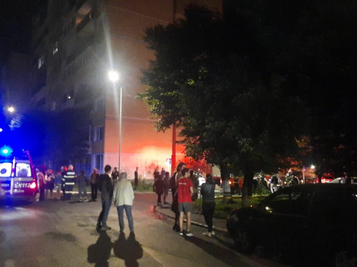 foto: incendiu într-un bloc pe strada oștirii - treizeci de locatari evacuați