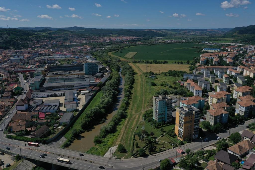 Primăria Mediaș amenajează alei de promenadă și piste de biciclete pe malurile Târnavei (video)