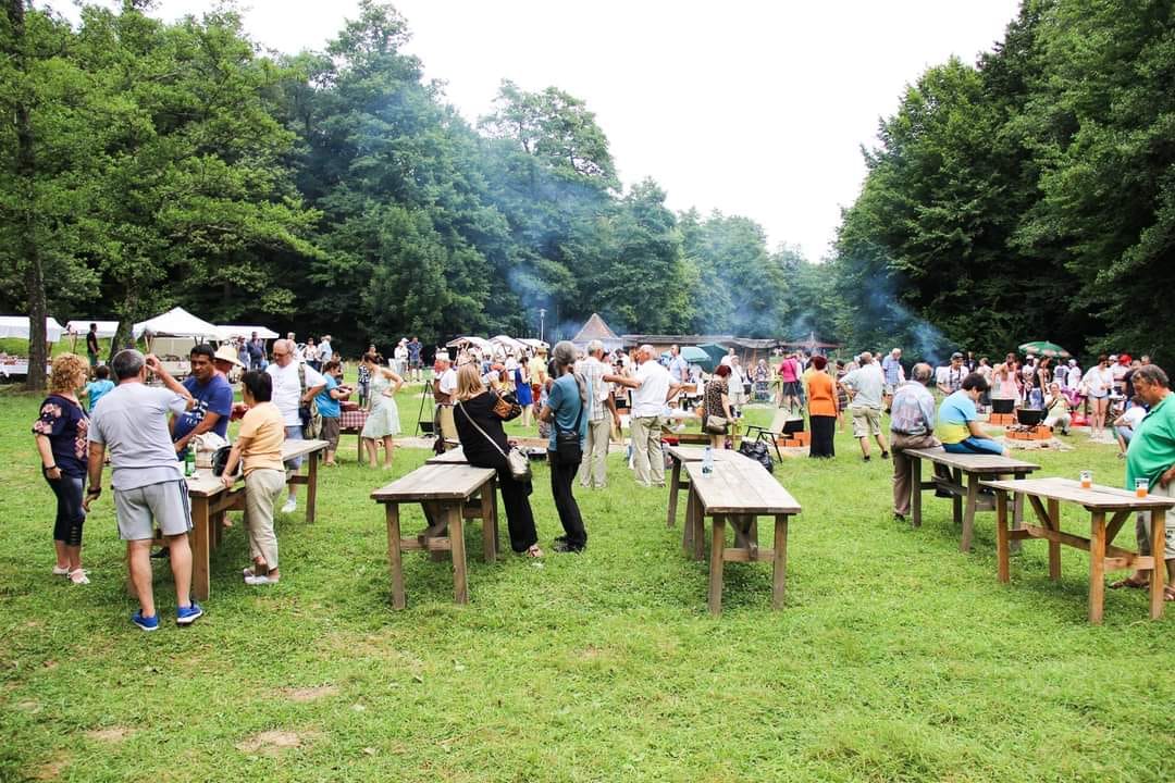 forfotă mare la muzeul astra - zeci de echipe se întrec la un concurs de de gătit gulyaș