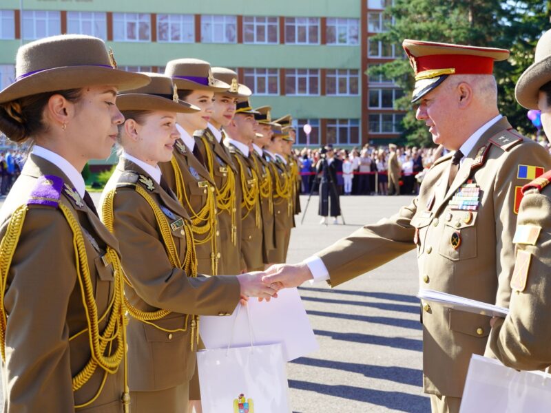 foto zâmbete și emoții. peste 300 de absolvenți ai aft sibiu au devenit ofițeri în armata română
