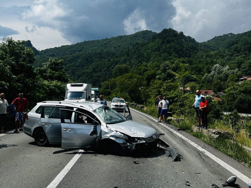 accident cu două victime pe valea oltului - un șofer a intrat cu mașina într-un cap de pod