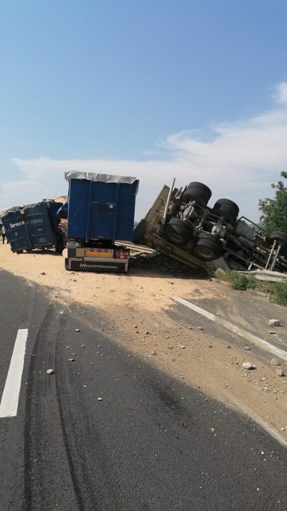 update accident între două camioane pe autostrada a1, la ieșirea spre mediaș - șofer sibian transportat la spital