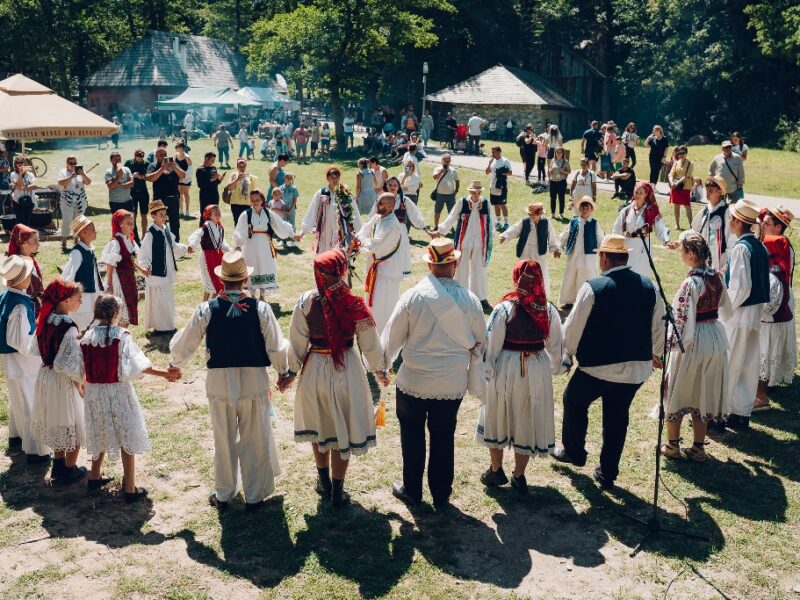 peste 20.000 de oameni sunt aşteptaţi în dumbrava sibiului - a început festivalul astra multicultural