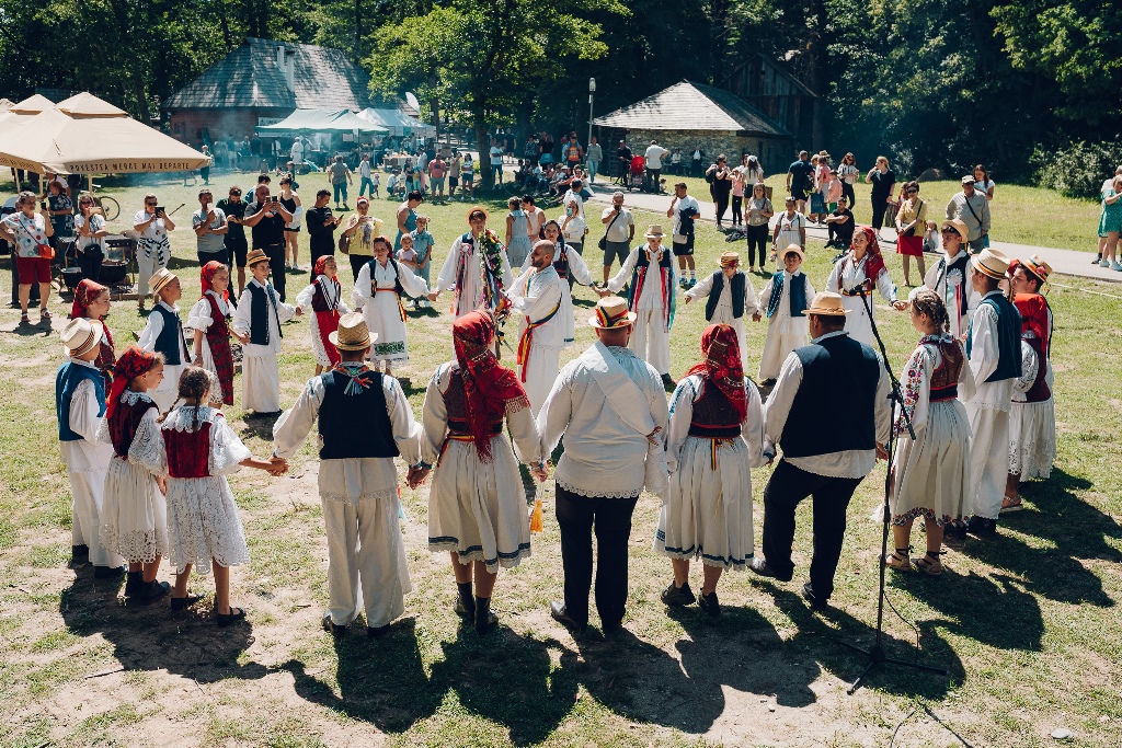 peste 20.000 de oameni sunt aşteptaţi în dumbrava sibiului - a început festivalul astra multicultural