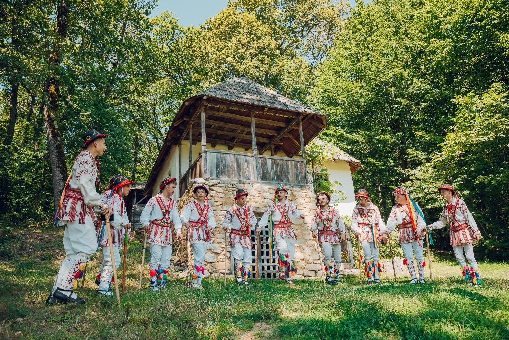 galerie foto peste 6.000 de vizitatori au trecut pragul muzeului în aer liber în weekend la astra multicultural