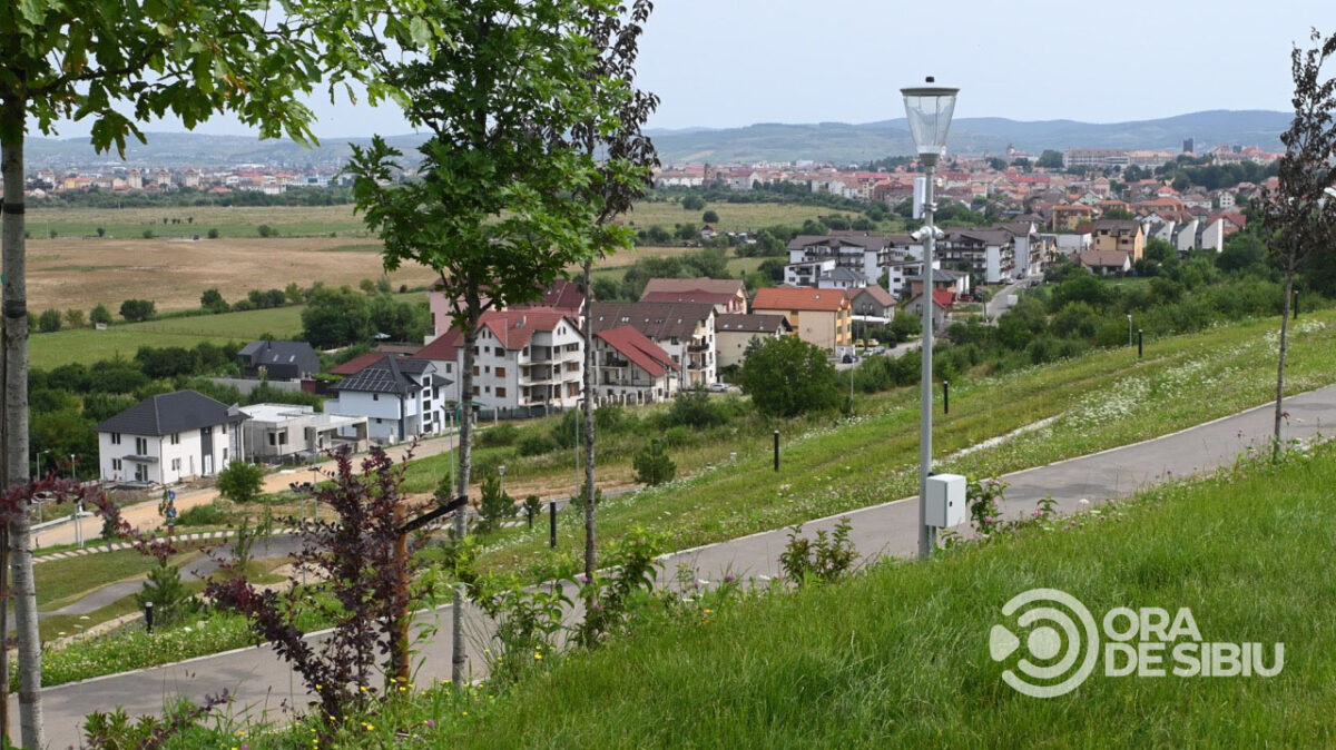 Parcare cu zeci de locuri, amenajată în vecinătatea celui mai nou parc din Sibiu