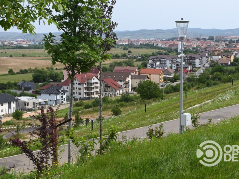 parcare cu zeci de locuri, amenajată în vecinătatea celui mai nou parc din sibiu