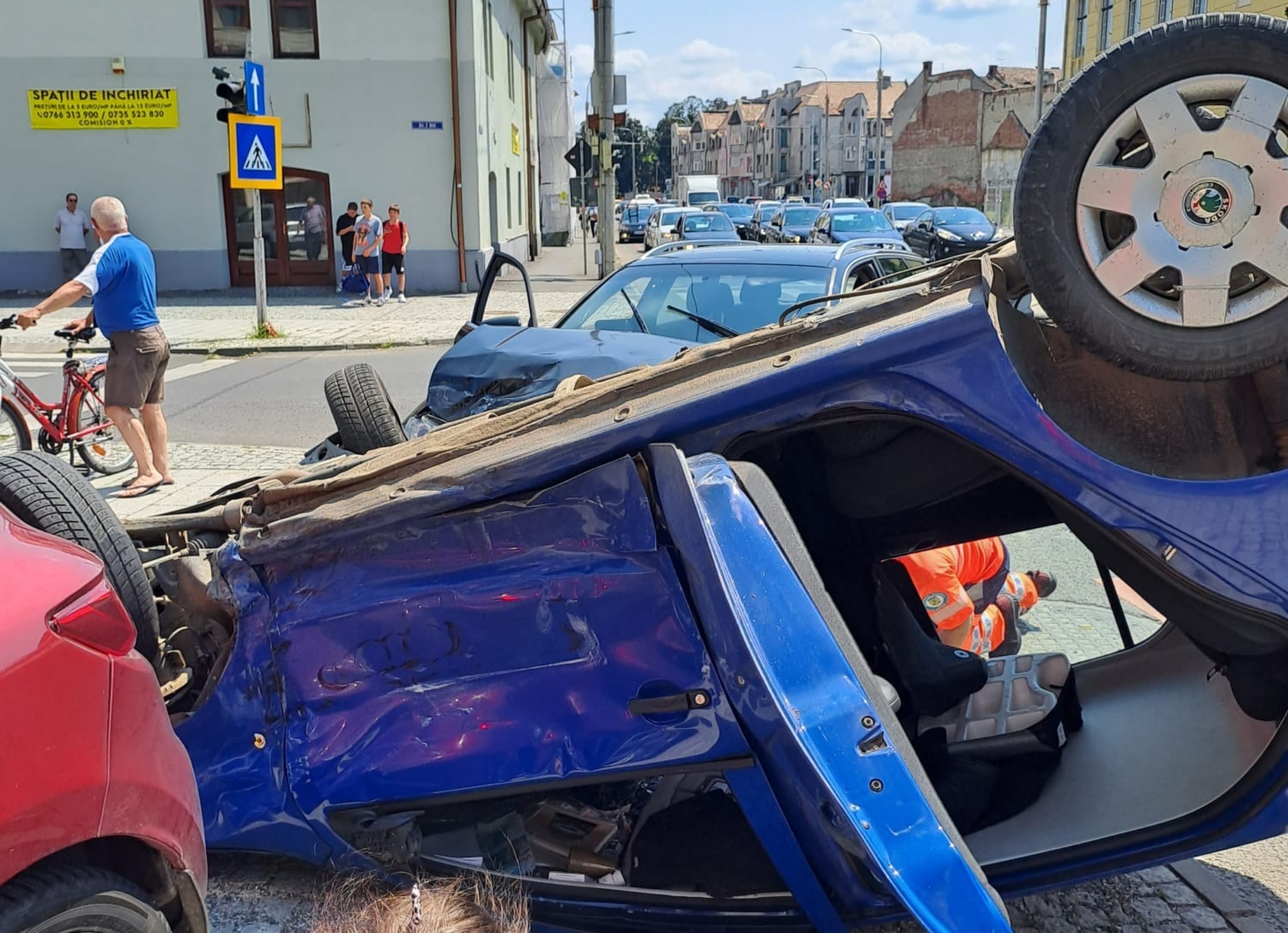 mașină răsturnată pe constituției - șoferul s-a dat din calea ambulanței și a lovit alt autoturism