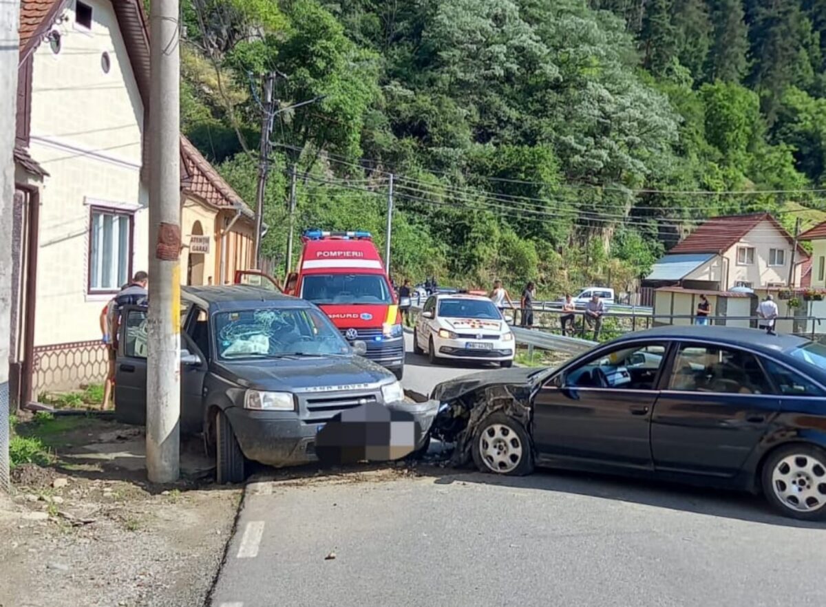 FOTO: Mamă și fiică transportate la spital în urma unui accident la Tilișca