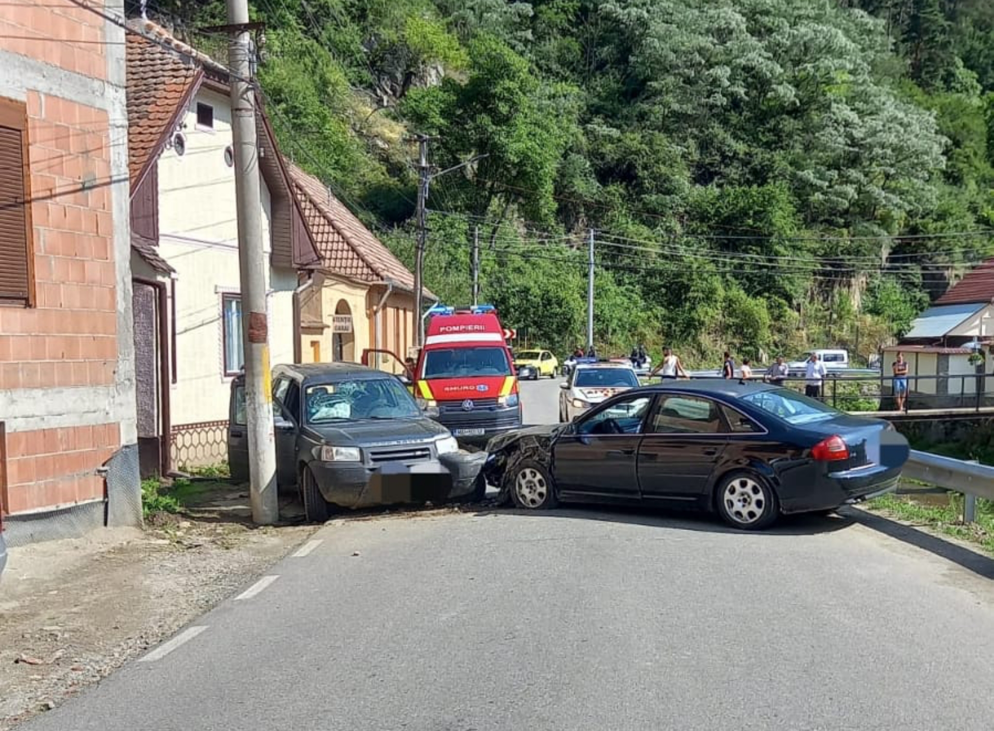 FOTO: Mamă și fiică transportate la spital în urma unui accident la Tilișca