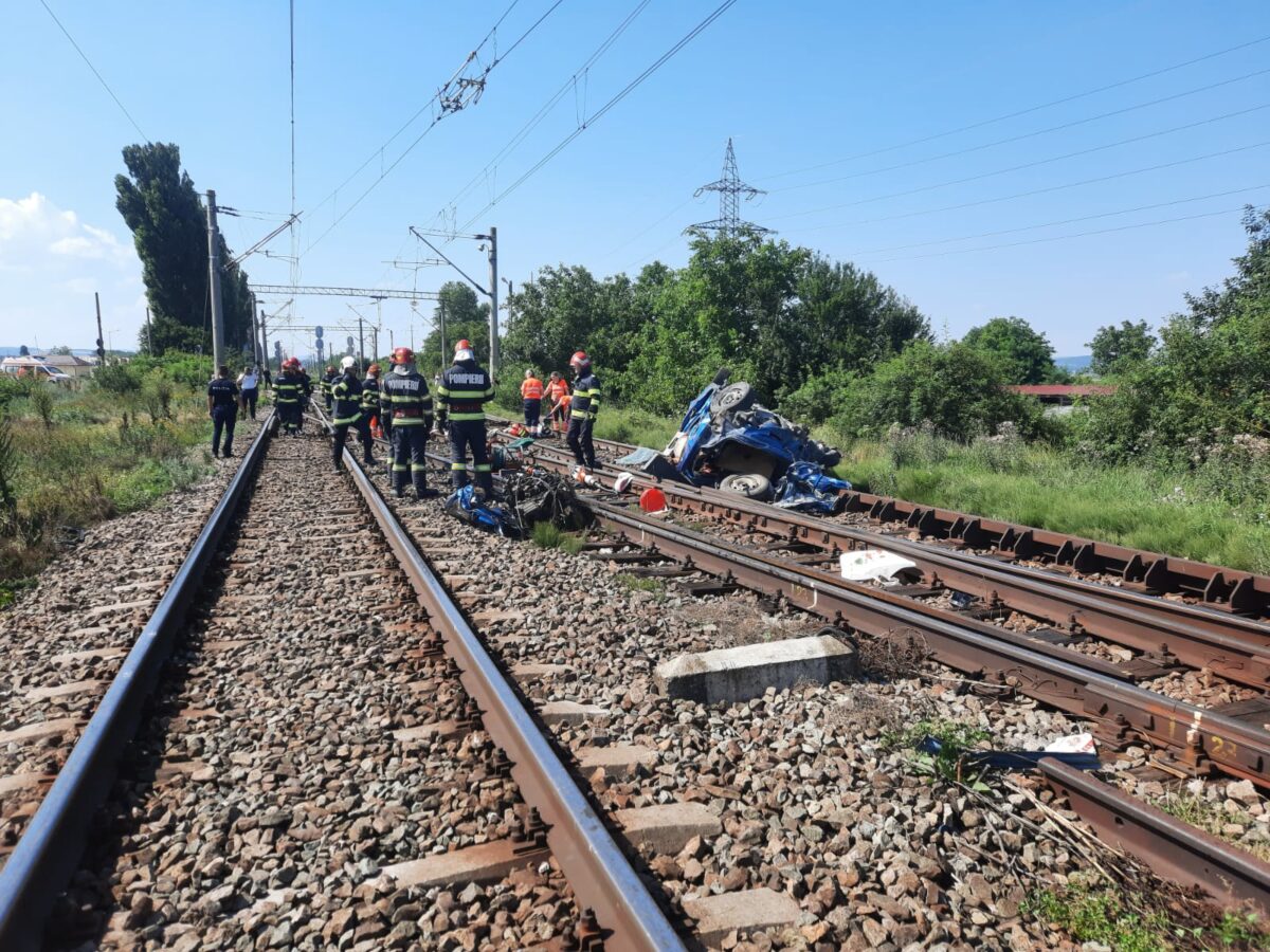 mașină lovită de tren, în județul bacău - doi copii și doi adulți au murit