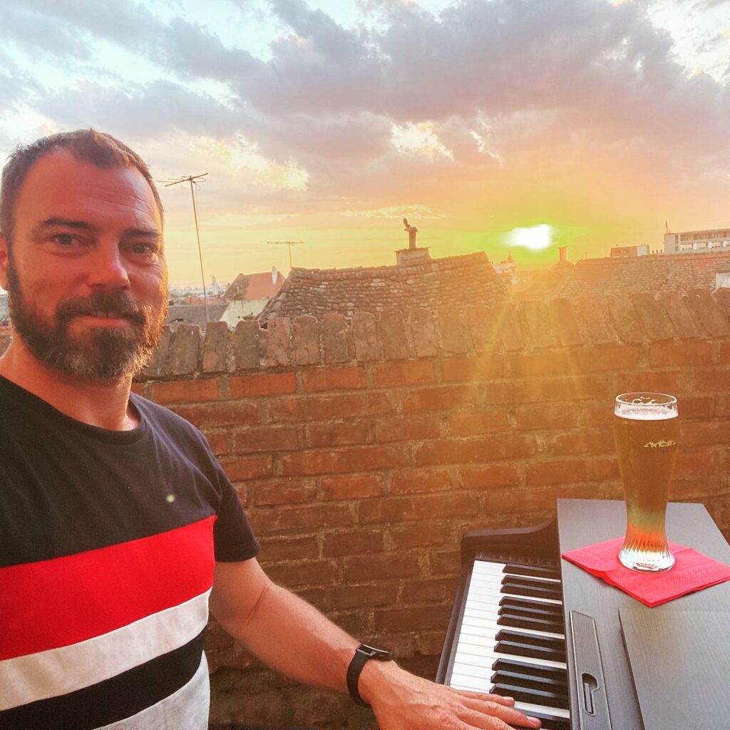 povestea pianistului olandez mutat la sibiu - încântă clienții unei terase din centru zi de zi - „tatăl meu a crezut că sunt nebun”