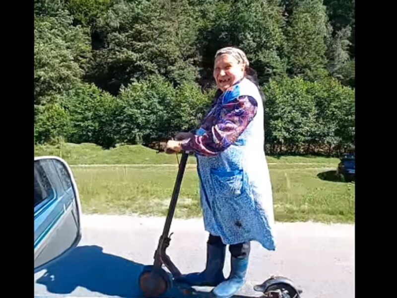 video imagini unice de la sadu - bătrânică filmată cu basmaua în vânt pe o trotinetă electrică