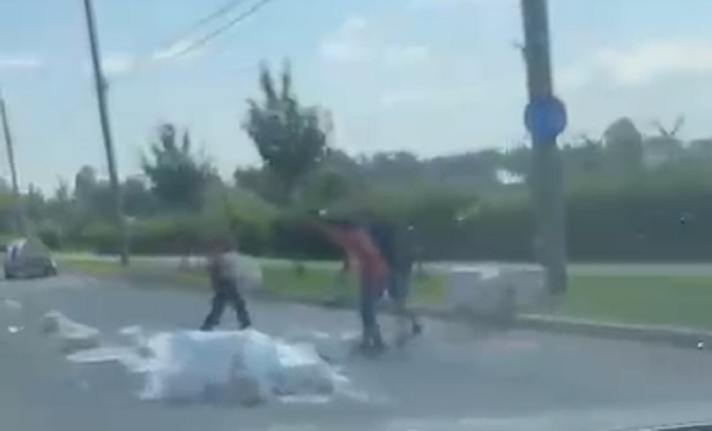 video bucăți de bca, căzute din remorca unei mașini pe drumul spre aeroportul sibiu
