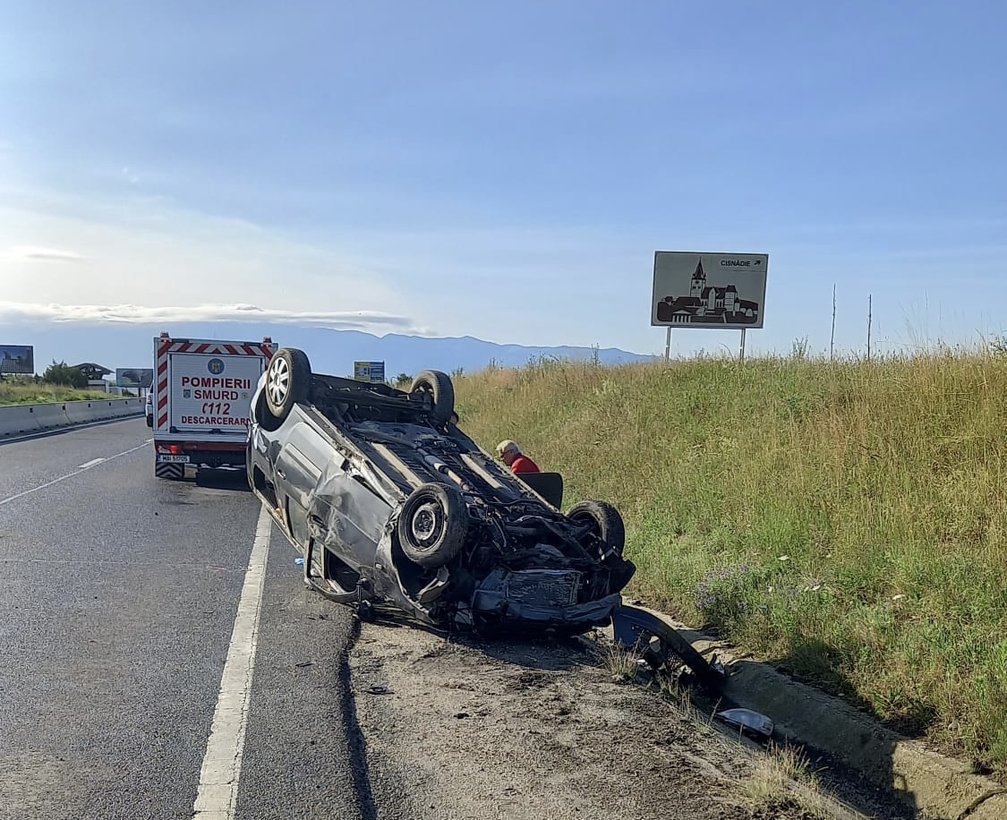 FOTO: Accident pe DN1 la Șelimbăr - Un șofer s-a răsturnat cu mașina