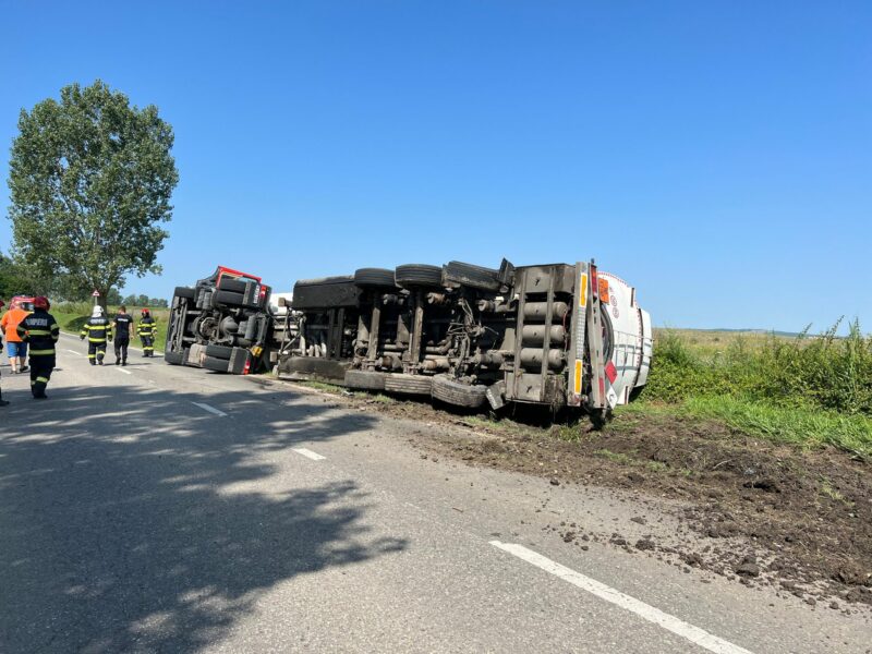 foto: cisternă cu motorină răsturnată pe calea șurii mici