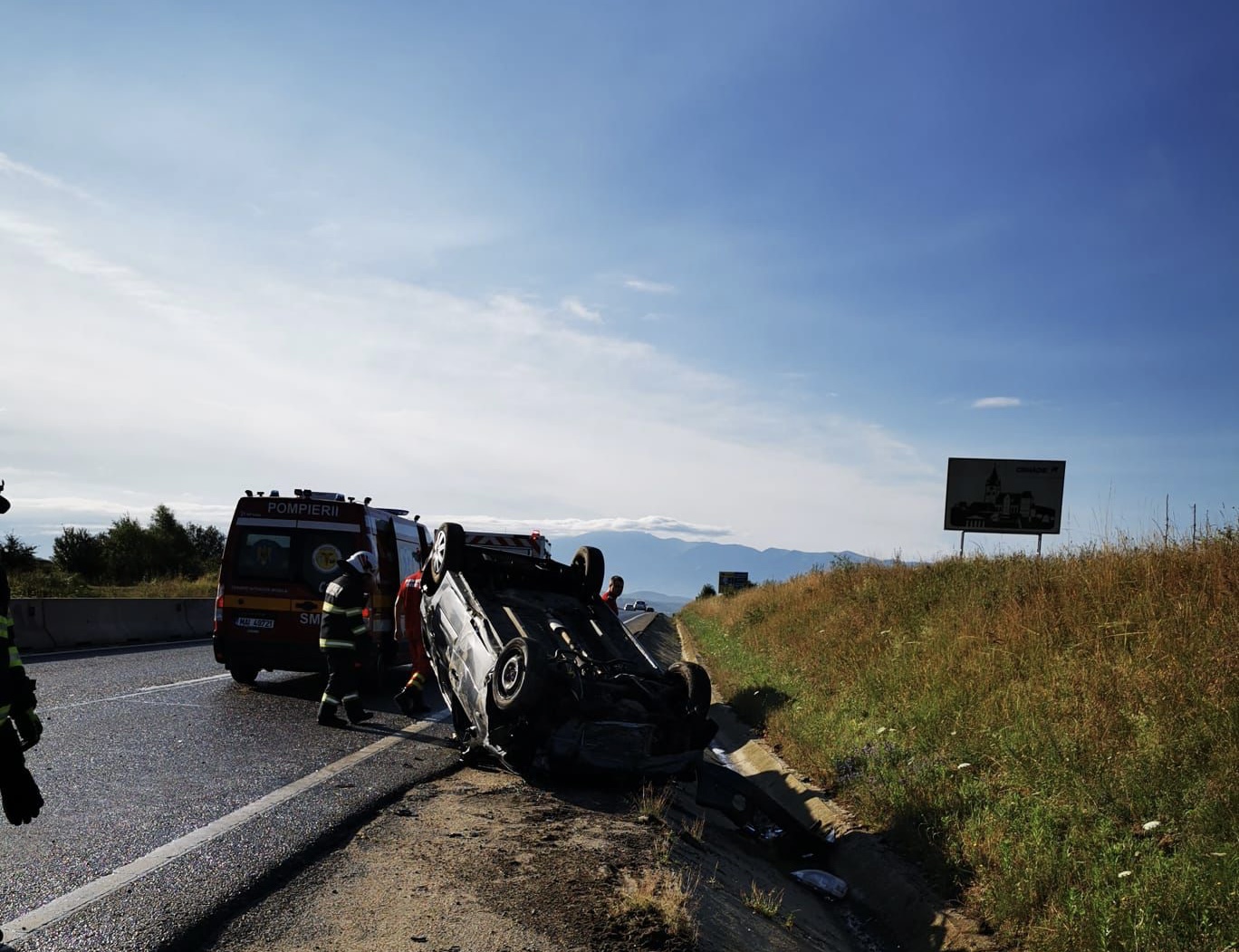 FOTO: Accident pe DN1 la Șelimbăr - Un șofer s-a răsturnat cu mașina