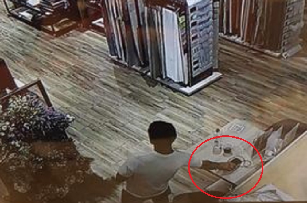 furt într-un magazin din mall-ul de la sibiu - hoțul a luat telefonul unei angajate