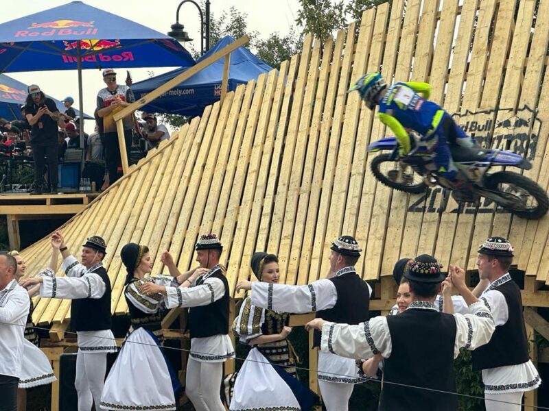 organizatorii romaniacs despre junii sibiului care au dansat printre motoarele turate: ”am vrut să arătăm ceva legat de tradițiile noastre”