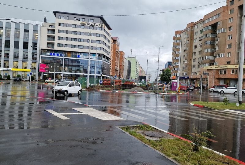 matiz luat de vânt și ajuns în mijlocul intersecției pe mihai viteazu