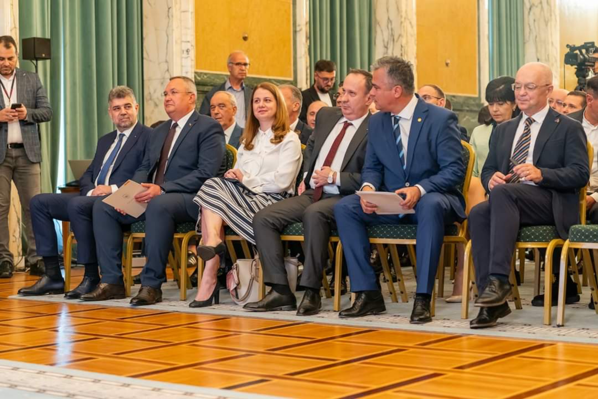 contract de nouă milioane de euro pentru dotarea grădinițelor, școlilor și liceelor din sibiu, semnat de astrid fodor la bucurești