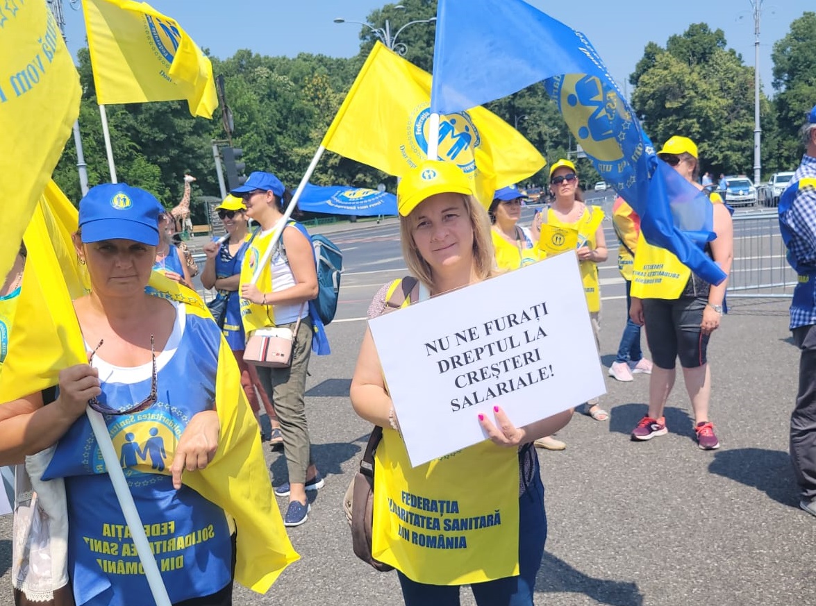 foto video angajați ai spitalelor din sibiu protestează miercuri la bucurești - “cerem doar egalitate pentru toți din sănătate”