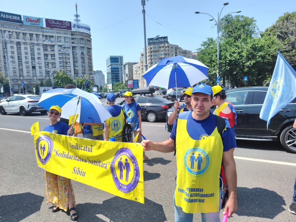 foto video angajați ai spitalelor din sibiu protestează miercuri la bucurești - “cerem doar egalitate pentru toți din sănătate”