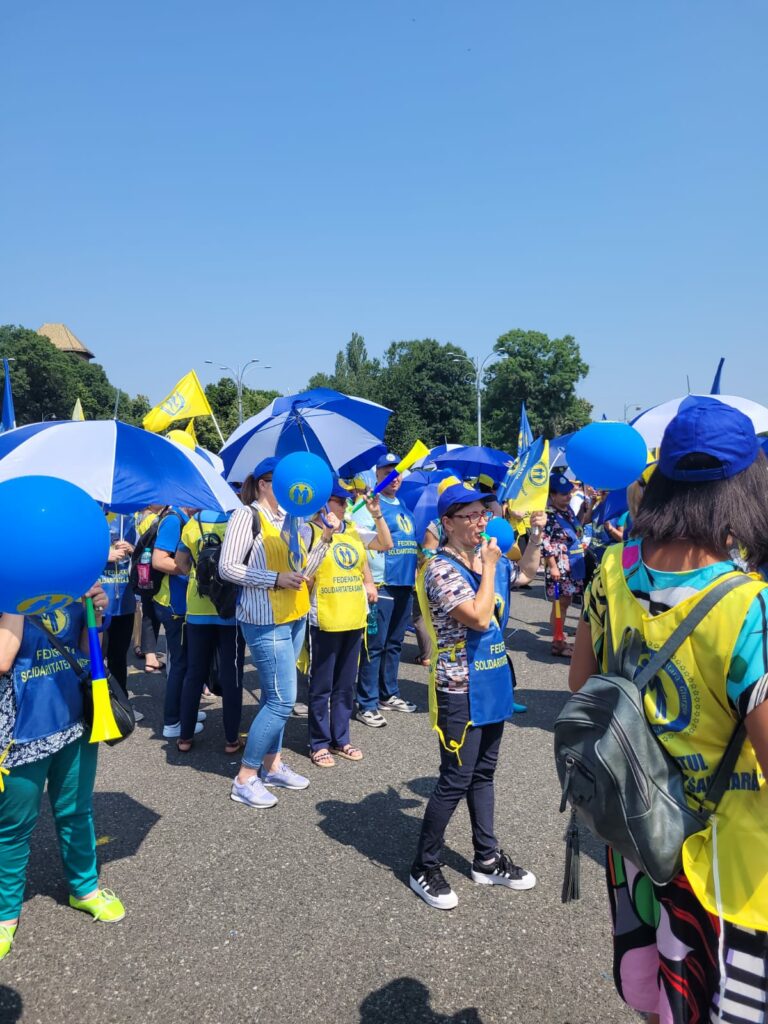 foto video angajați ai spitalelor din sibiu protestează miercuri la bucurești - “cerem doar egalitate pentru toți din sănătate”