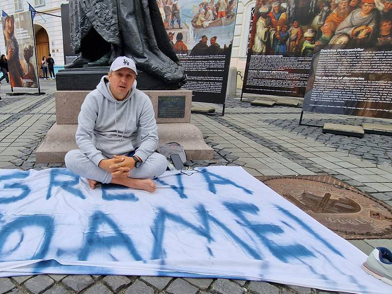 un sibian face greva foamei în piața mare: „rămân aici până mă ajută cineva” (video)
