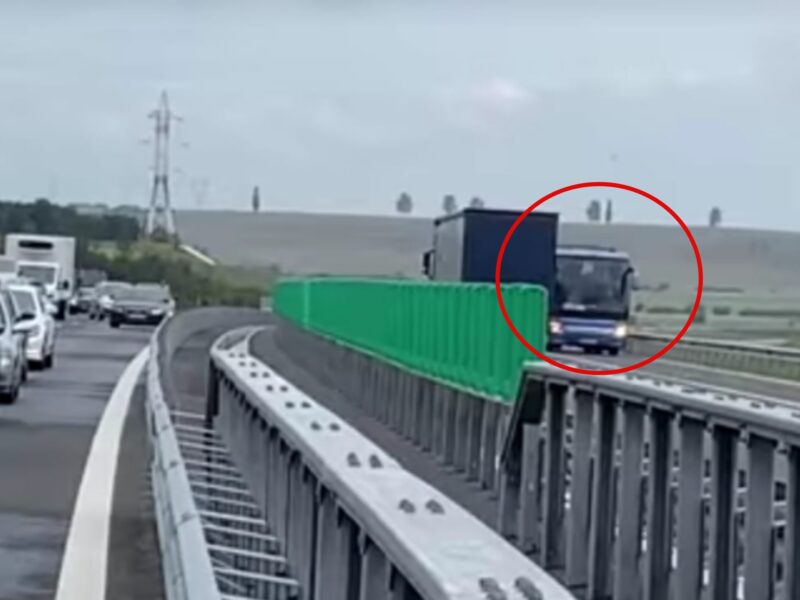 video: șofer inconștient lăsat fără permis - a mers cu spatele cu autocarul, pe contrasens, pe autostradă