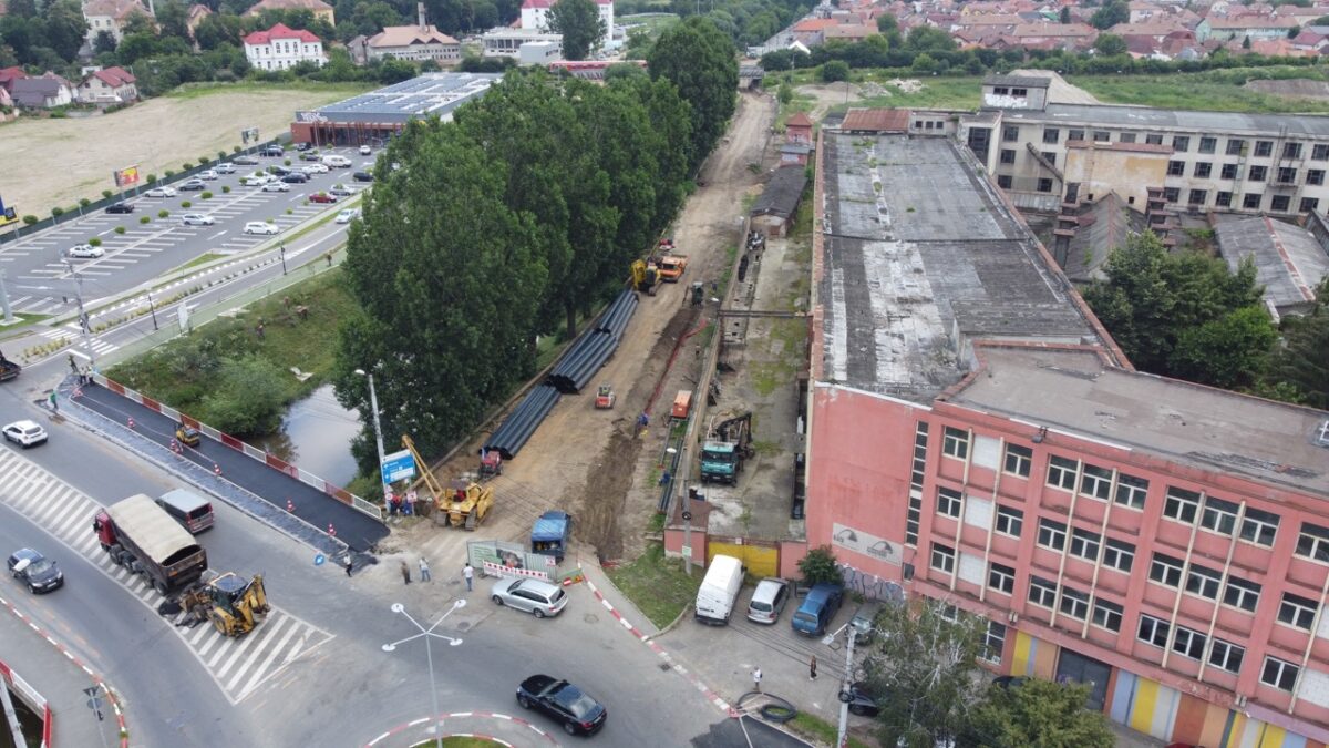 VIDEO FOTO: Lucrările de pe strada Viitorului, în toi - Microbuzele nu vor mai rămâne blocate sub pod