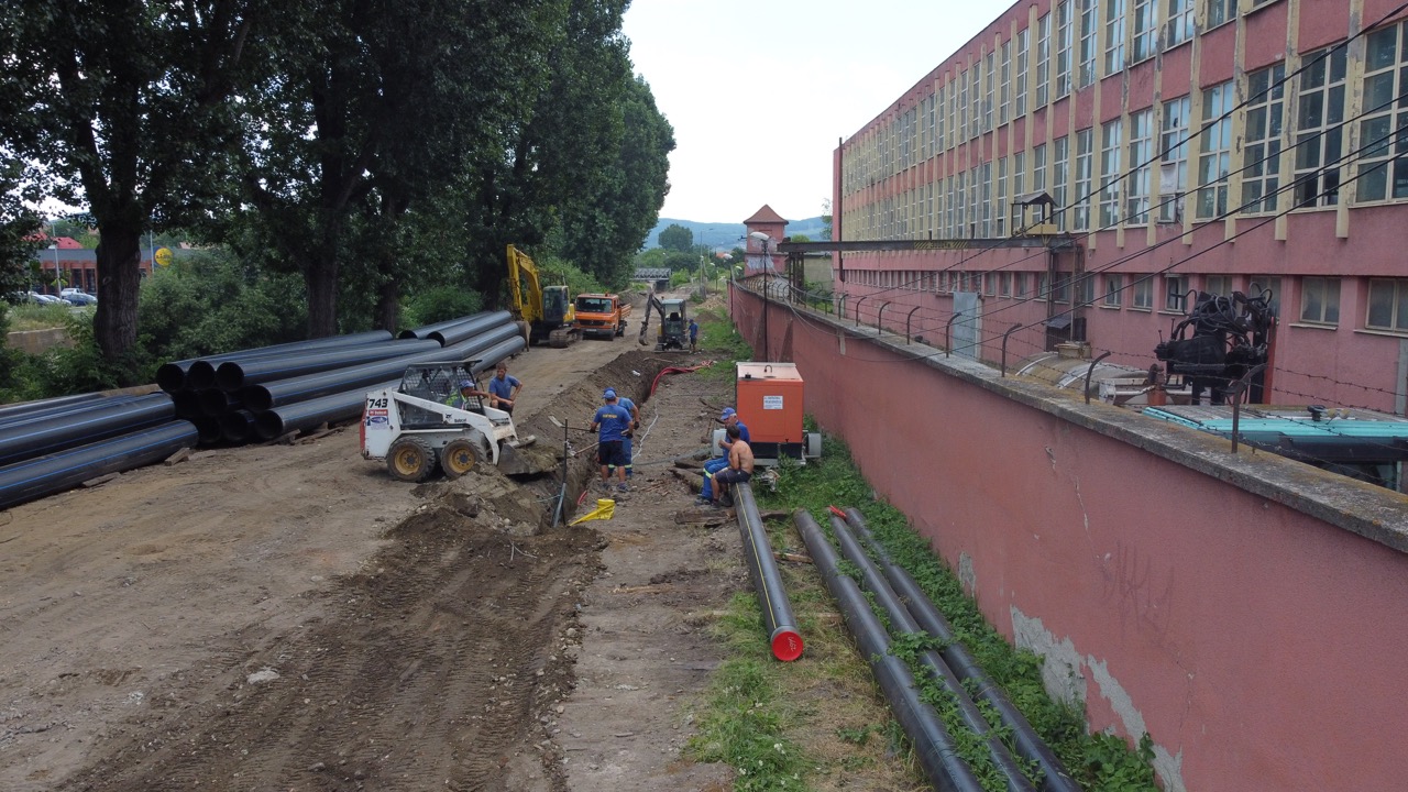 VIDEO FOTO: Lucrările de pe strada Viitorului, în toi - Microbuzele nu vor mai rămâne blocate sub pod