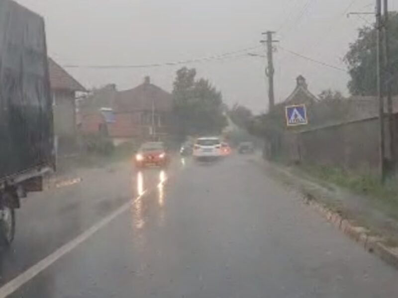 trafic îngreunat pe dn1 la porumbacu de jos - plouă torențial