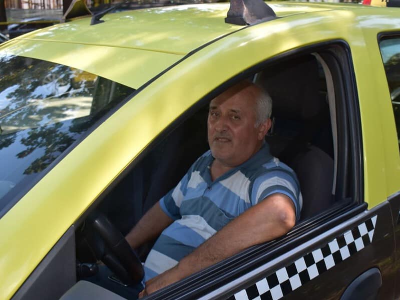 cel mai cinstit taximetrist din românia. a găsit în mașină o sacoșă cu 40.000 de euro și a înapoiat-o (video)