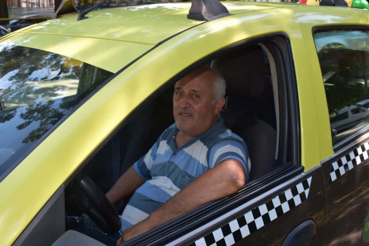 cel mai cinstit taximetrist din românia. a găsit în mașină o sacoșă cu 40.000 de euro și a înapoiat-o (video)
