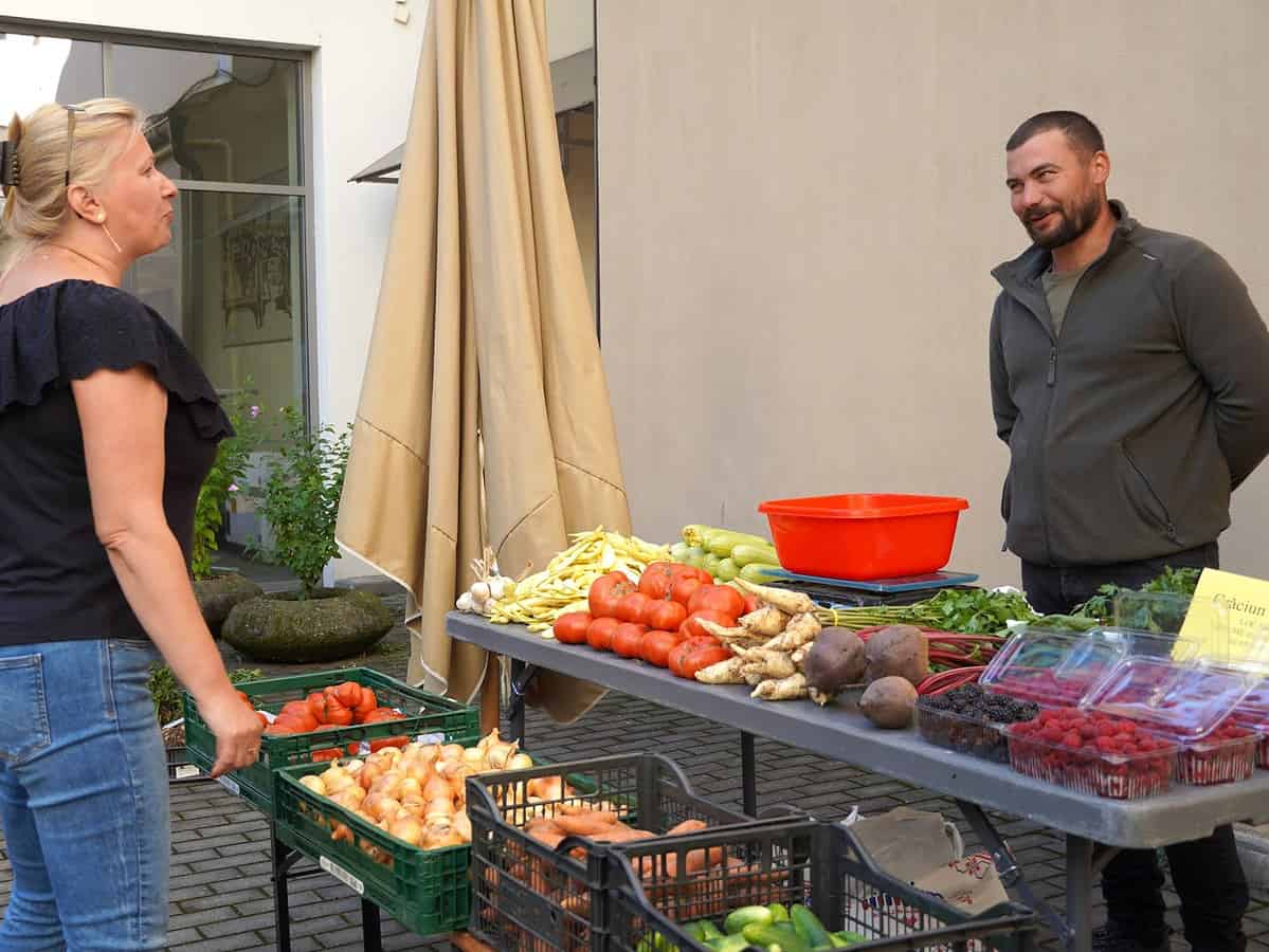 Piața volantă, vineri la Consiliul Județean. Zece producători locali vin cu fruncte, legume și produse din carne