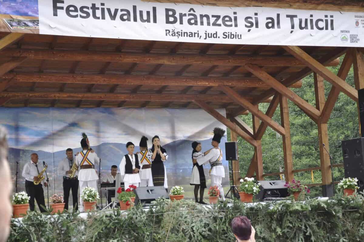 Notați în calendar pentru weekend - Invitație la Festivalul Brânzei și al Țuicii de la Rășinari