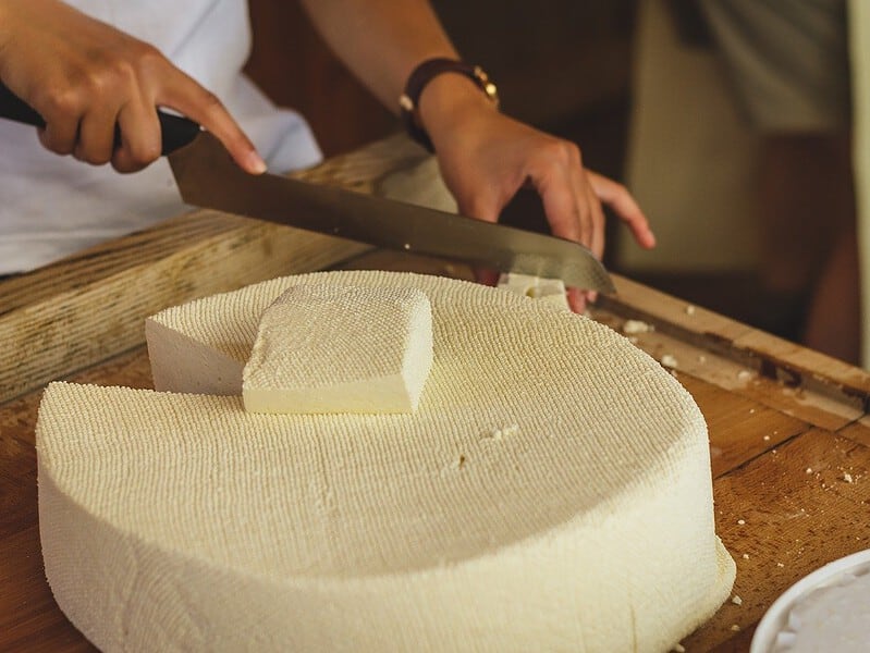 ”brânza de sibiu” falsificată în mod grosolan în bucurești. nu are nici o treabă cu originalul! (video)