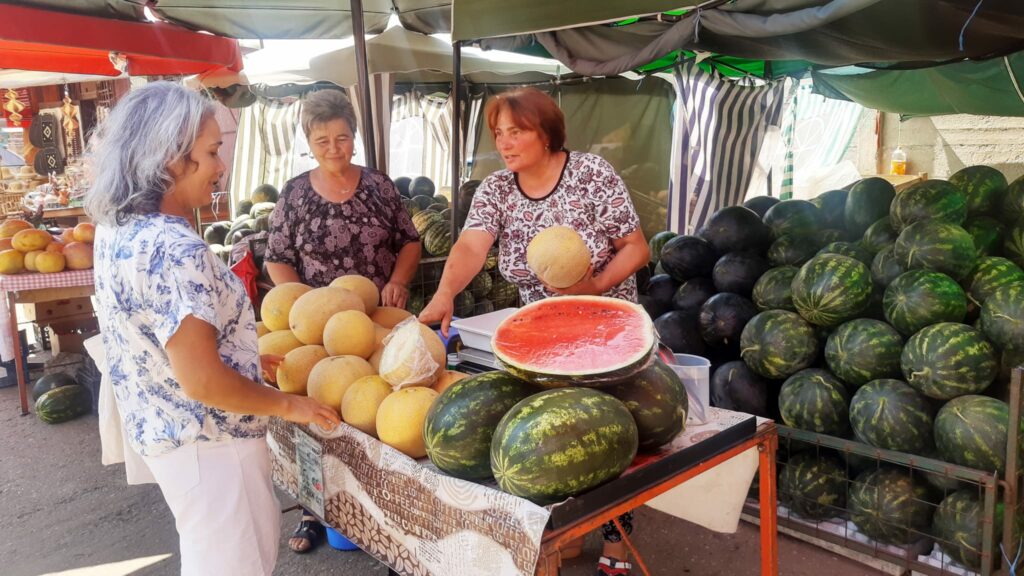 giganții verzi de 18 kilograme fac senzație în piața cibin. recoltă record de pepeni în 2023