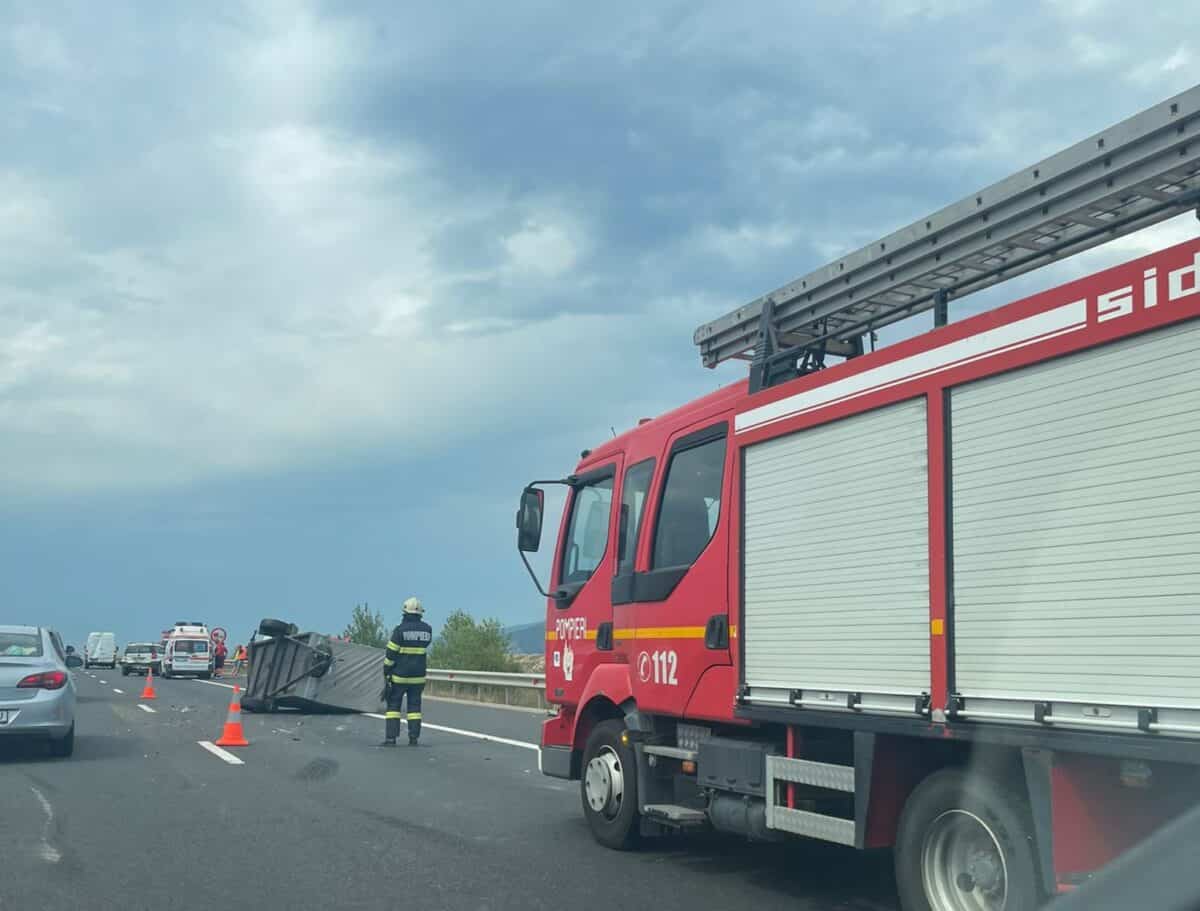 Accident pe A1 Sibiu-Deva. Impact între două mașini, o autoutilitară și o remorcă (foto)