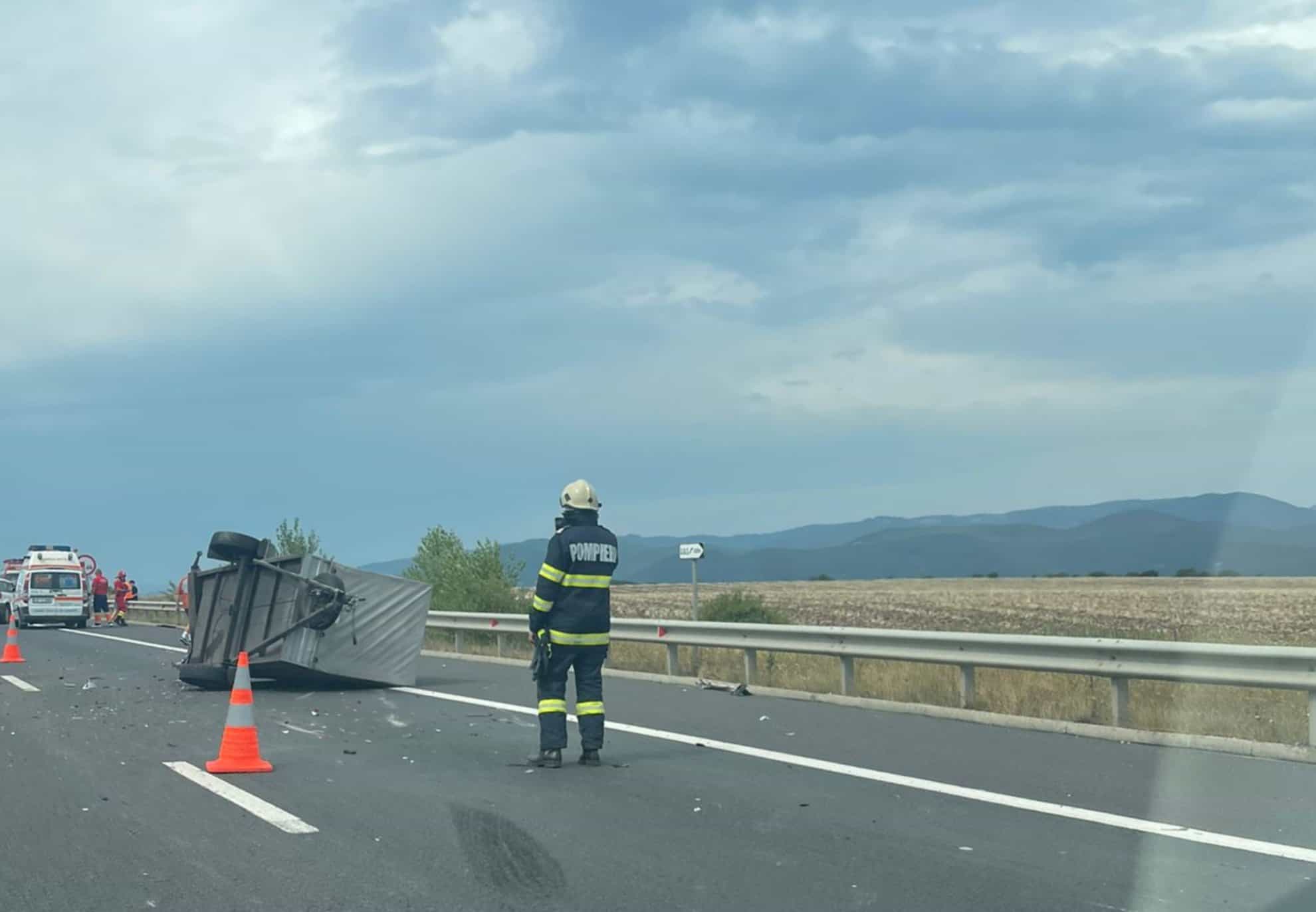 Accident pe A1 Sibiu-Deva. Impact între două mașini, o autoutilitară și o remorcă (foto)