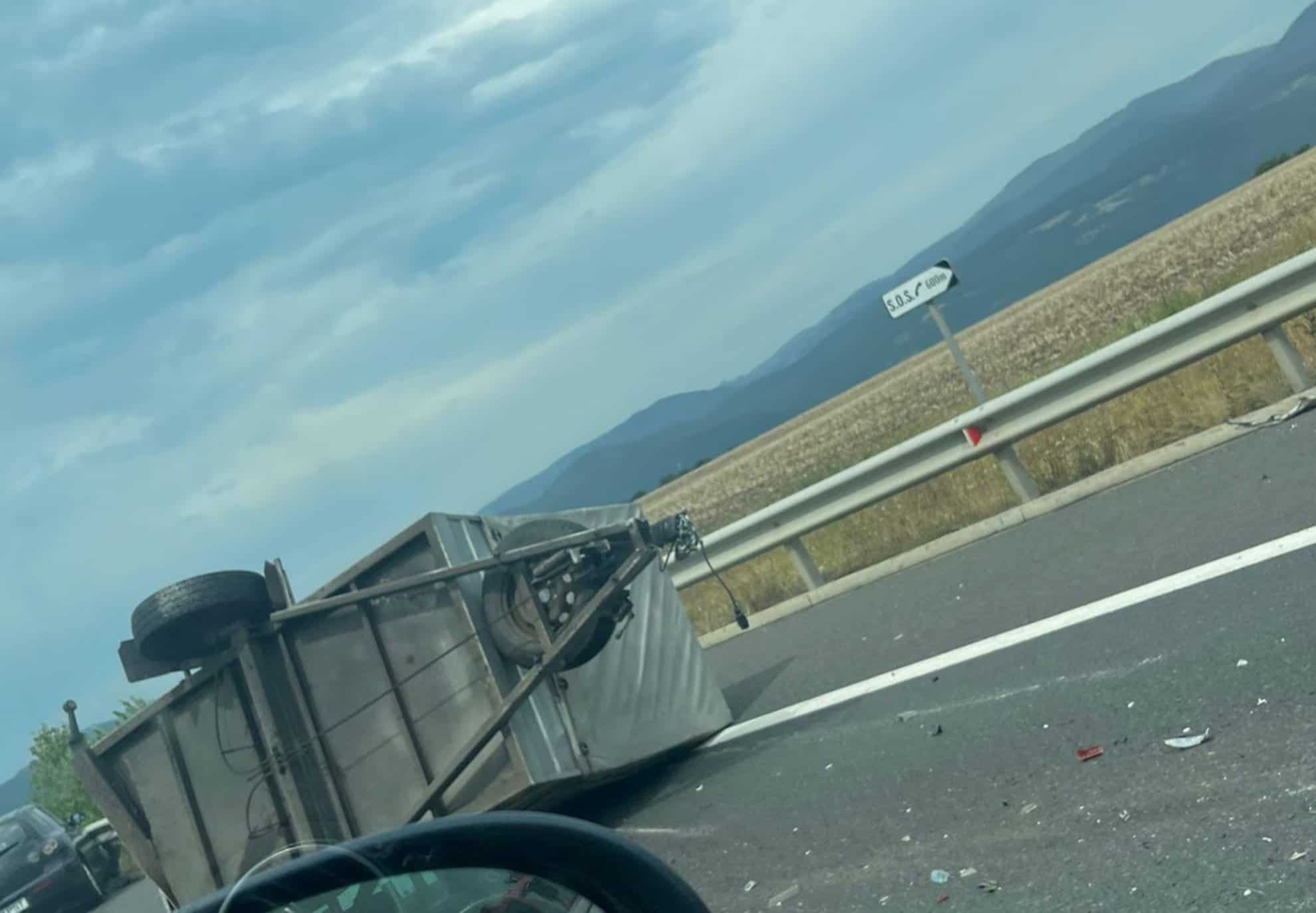 accident pe a1 sibiu-deva. impact între două mașini, o autoutilitară și o remorcă (foto)