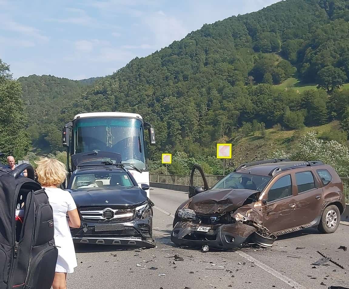 accident grav pe valea oltului, la câineni. trei persoane au nevoie de îngrijiri medicale