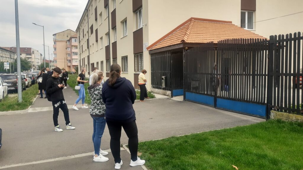 Atmosferă relaxată la BAC-ul de toamnă în Sibiu. Elevii puși pe glume: “Am repetat cinci cuvinte ca să fie la număr”