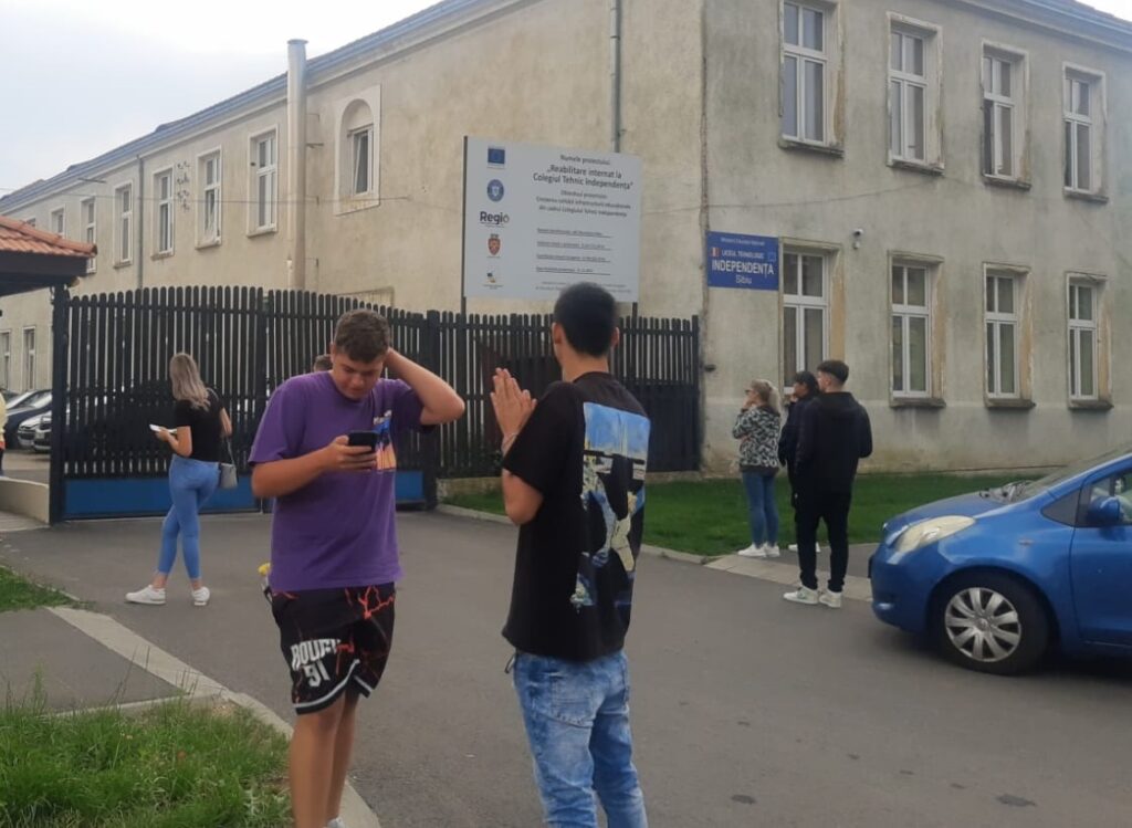 Atmosferă relaxată la BAC-ul de toamnă în Sibiu. Elevii puși pe glume: “Am repetat cinci cuvinte ca să fie la număr”